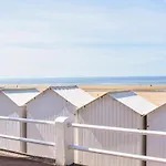 1 Bedroom Nice Apartment In Blonville-Sur-Mer דירה